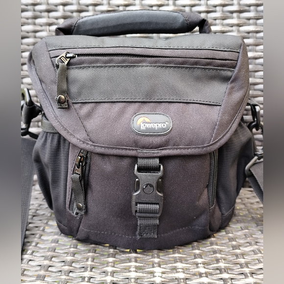 Lowepro Nova 140 AW photography case - Picture 1 of 11